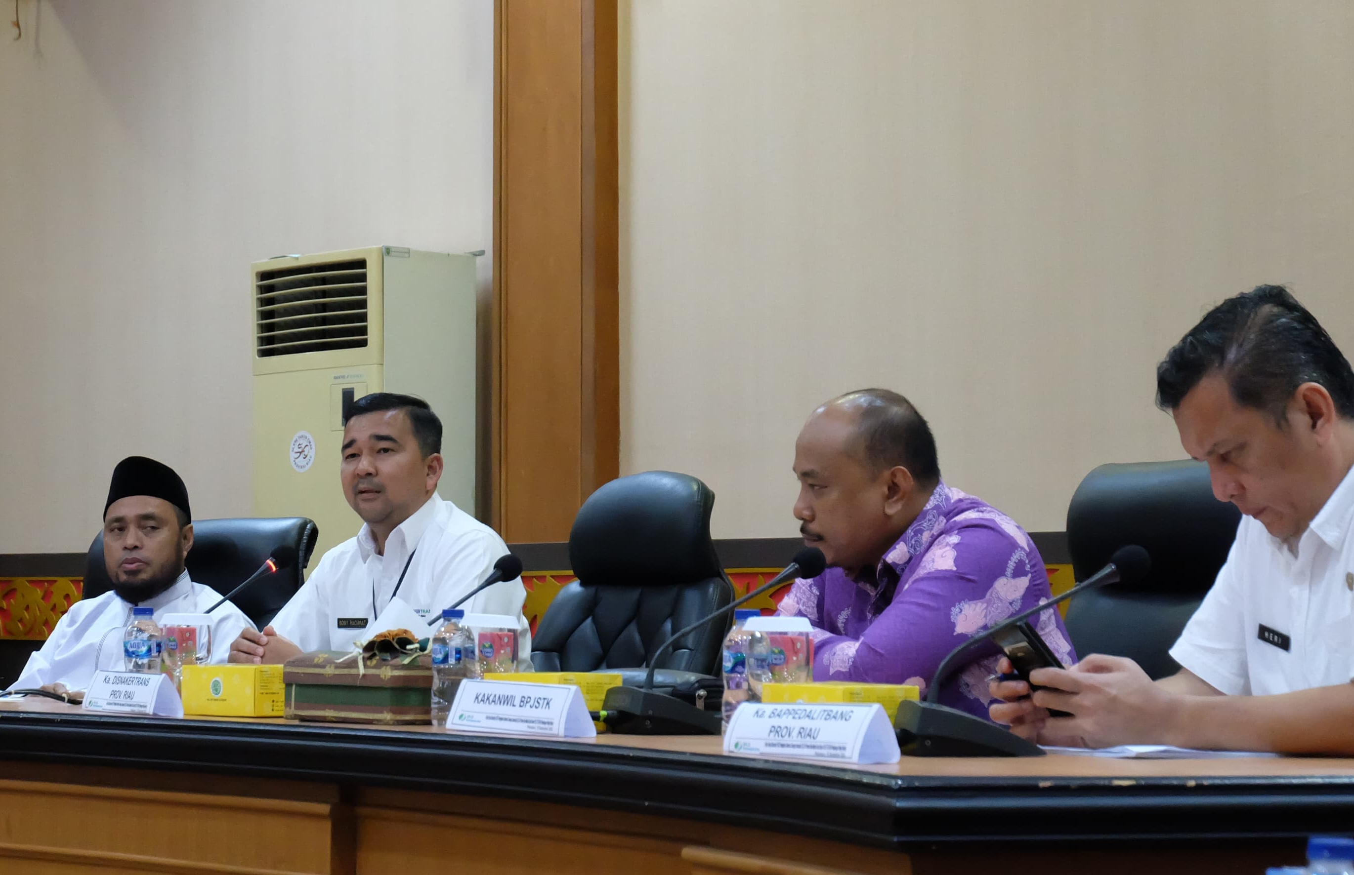 Kadisnakertrans Riau Ajak Peserta FGD Berkomitmen Kuat Untuk Mewujudkan Indonesia Emas 2045