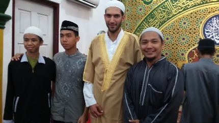 Ustad Dari Palestina jadi Imam di Masjid Nurul Haq, Sampaikan Tentang Palestina hingga Manfaat Bulan Ramadan 