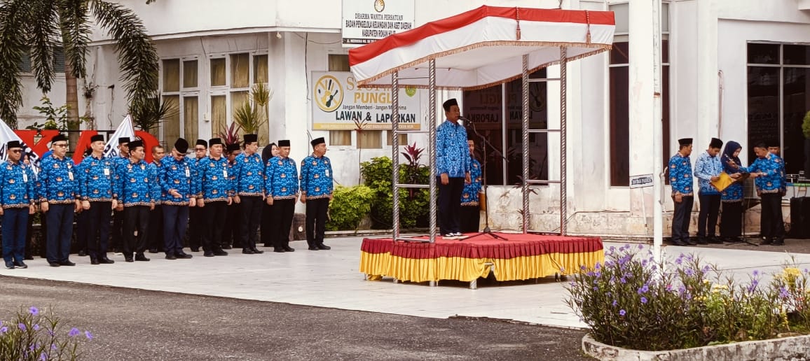 Pimpin Upacara 17 Hari Kerja, Wabup Rohil Ajak ASN Cintai Pekerjaan dan Hormati Pimpinan