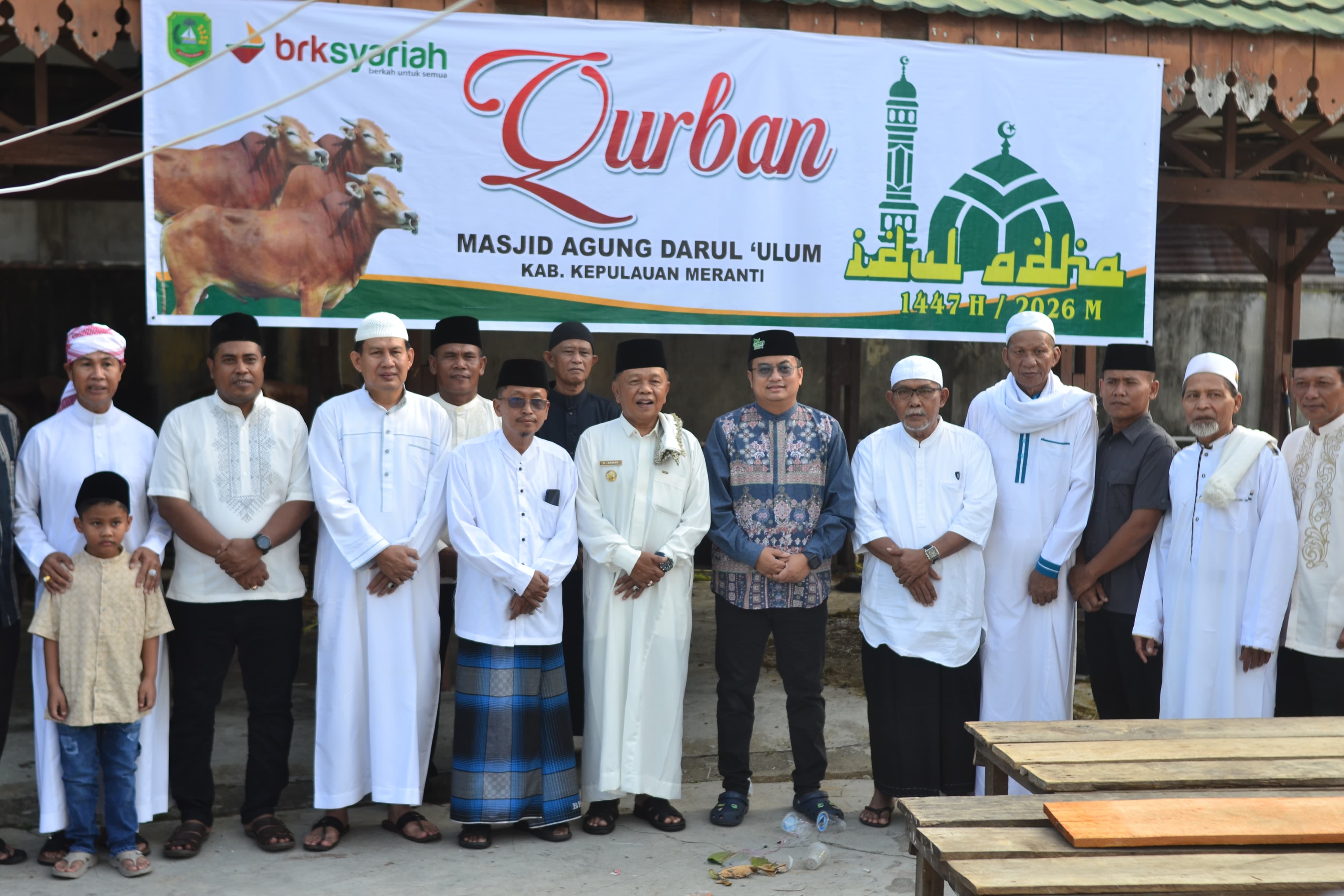 Bupati Asmar Serahkan Langsung Sapi Kurban Presiden ke Panitia Masjid Ar-Rahmah