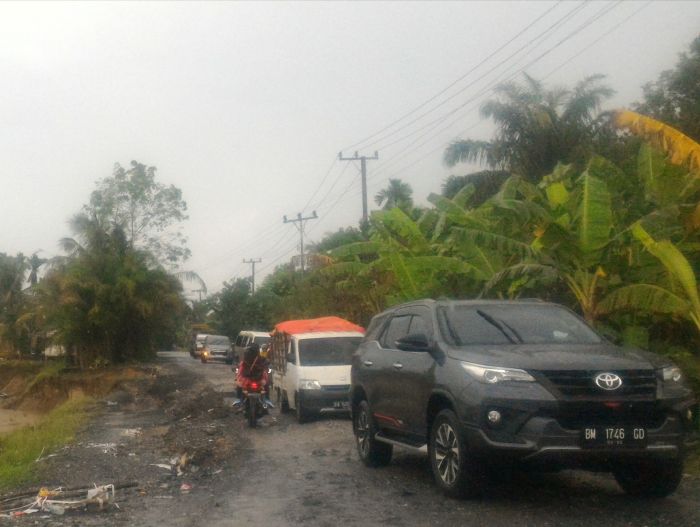 Waspada Pemudik,  Jalan Longsor & Lubang Maut Tujuan Inhil