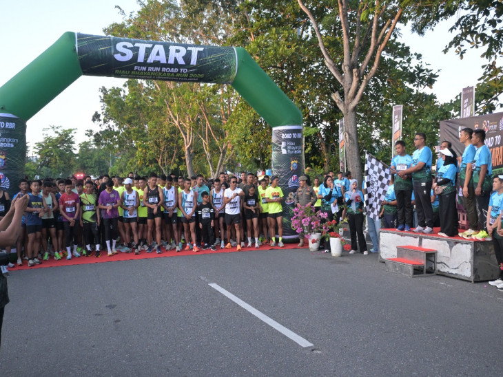 Bupati Kampar Lepas Peserta Fun Run Road To Riau Bhayangkara Run 2026