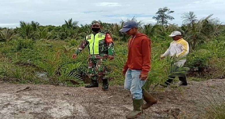 Pencegahan Karlahut Babinsa Kodim 0303/Bengkalis Koramil 06/ Sungai Apit di Desa Bunsur