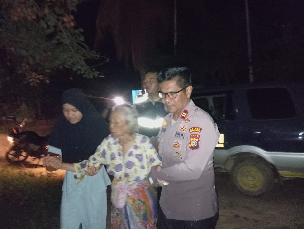 Polsek Kelayang Evakuasi Nenek Lansia Korban Banjir