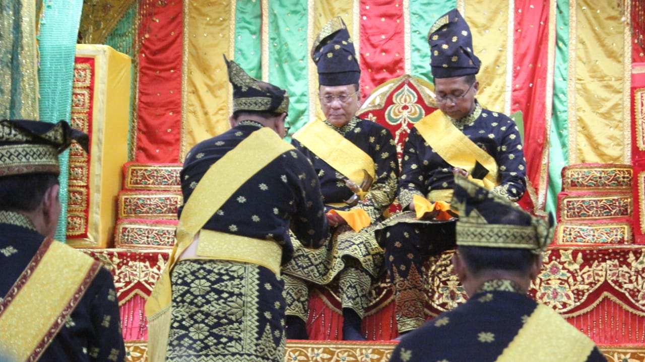 Bupati dan Wakil Bupati Rohil Dianugerahi Gelar Adat oleh LAMR