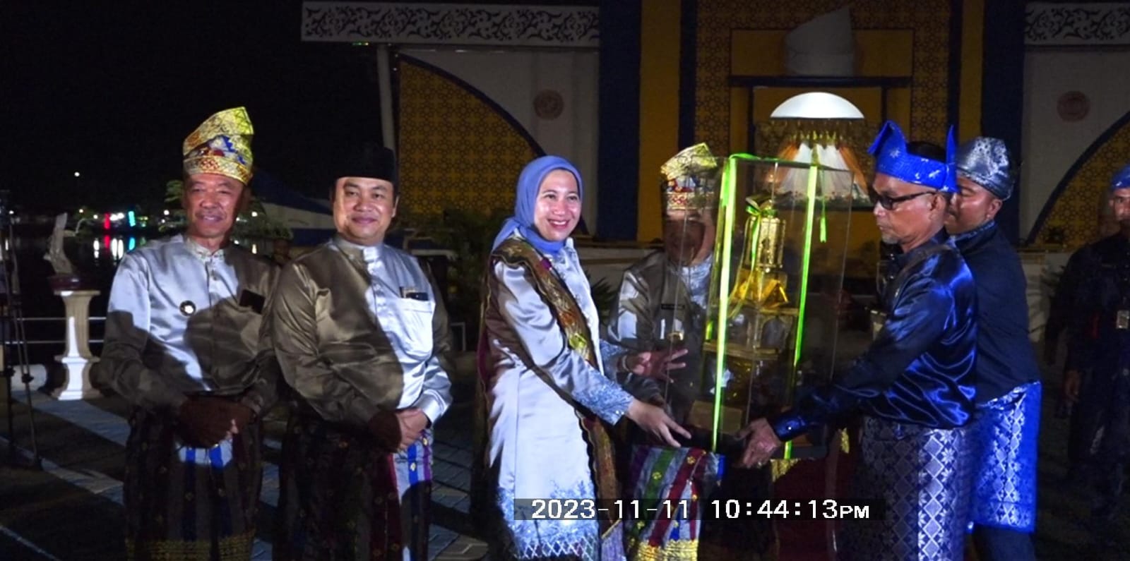 Hadiri Pembukaan MTQ Riau di Inhu, Bupati Rohil Serahkan Piala Bergilir