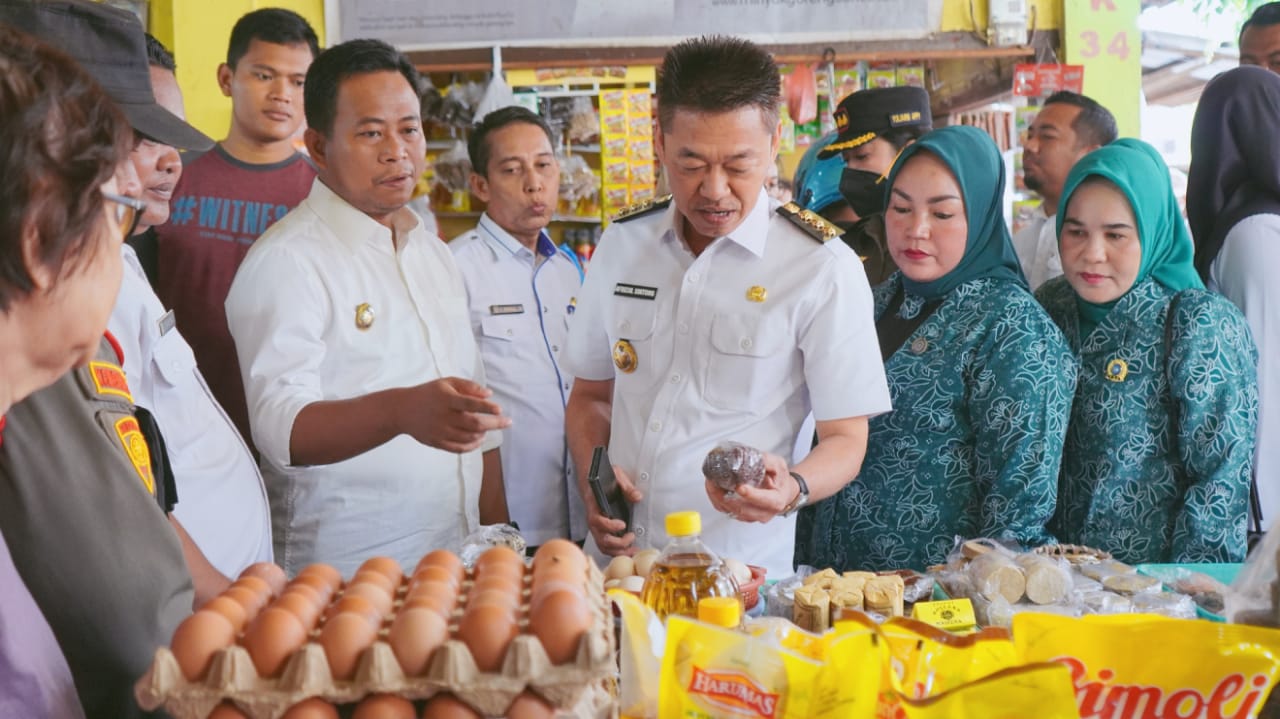 Cek Harga dan Ketersediaan Sembako, Bupati Rohil Bersama Forkopimda Kunjungi Pasar Datuk Rubiah