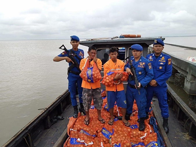 DiPerairan Tj Parit Polair Bengkalis Tangkap  KM Alvin  Muatan di Duga Barang Ilegal Asal Malaysia