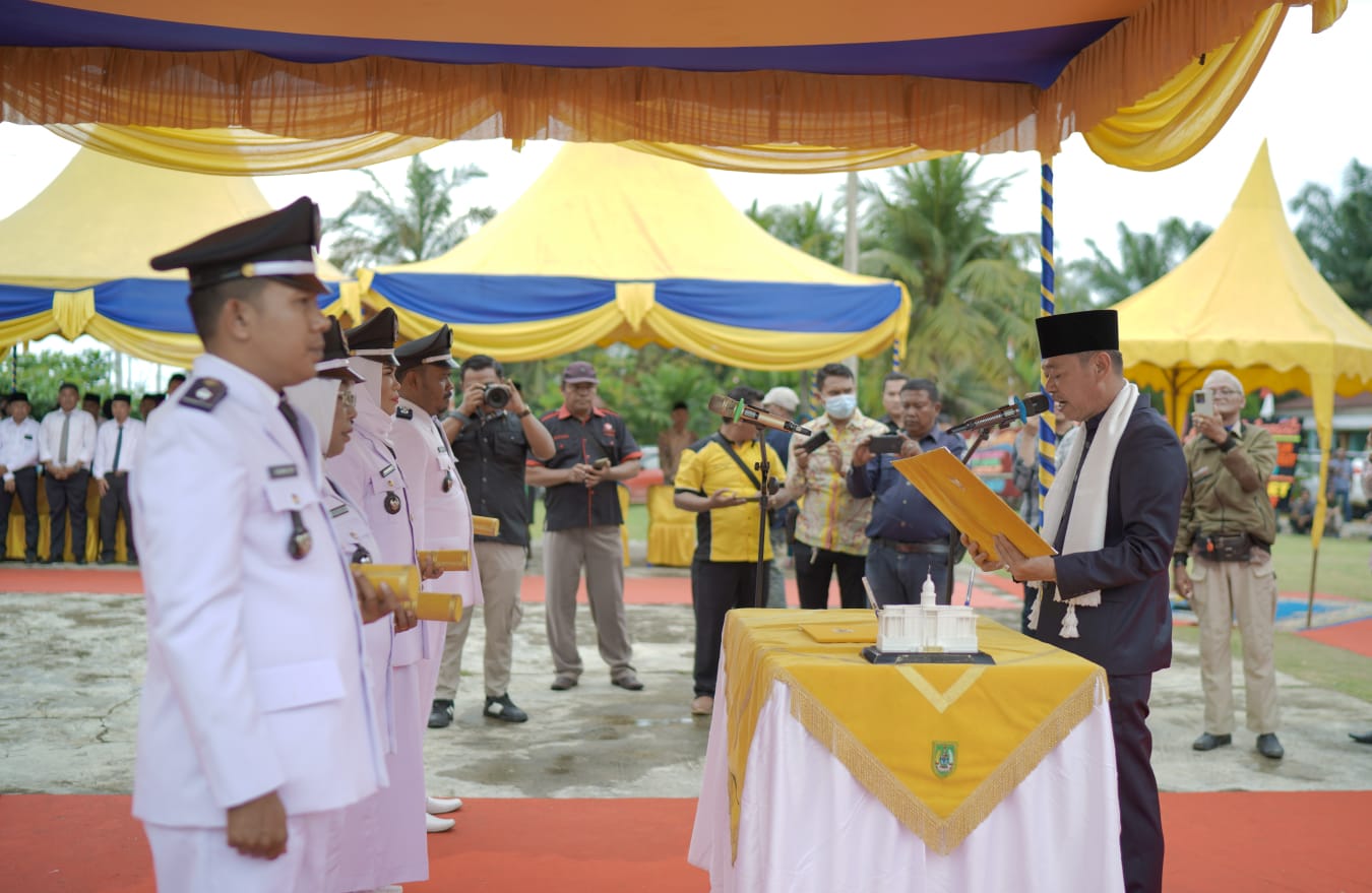 Usai  Lantik Pj Penghulu dan BPKep di Bagansinembah, Bupati Serahkan Bantuan Atensi dari Kemensos RI