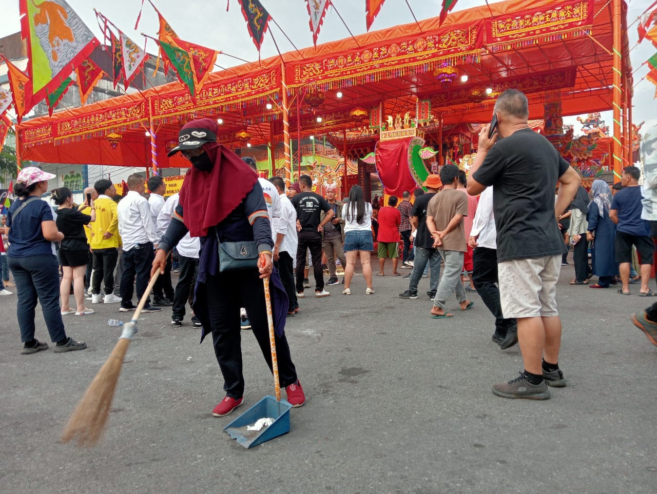 DLH Rohil Kerahkan 600 Petugas Selama Ritual Bakar Tongkang