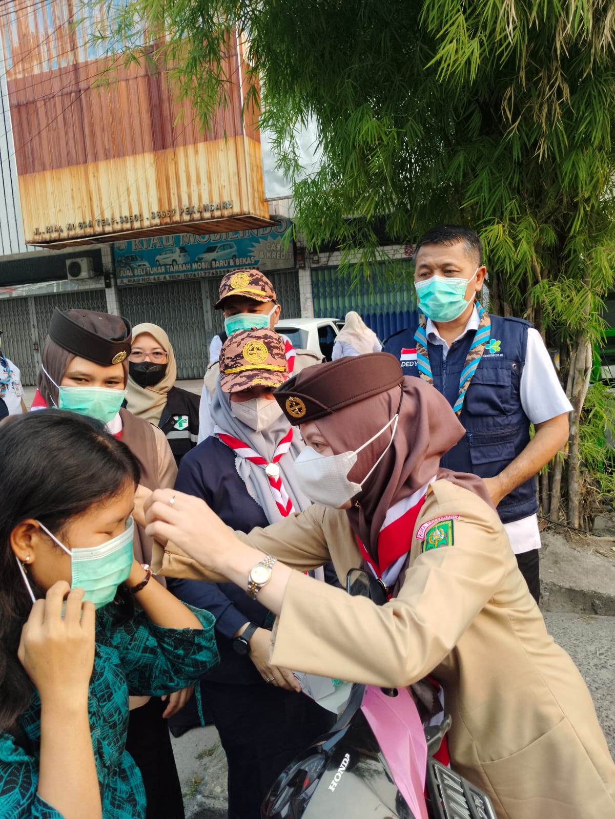 Ketua Kwarcab Pramuka Pekanbaru Kak Sulastri Bagikan Langsung Ribuan Masker Cegah Paparan Asap Karhutla di Pekanbaru