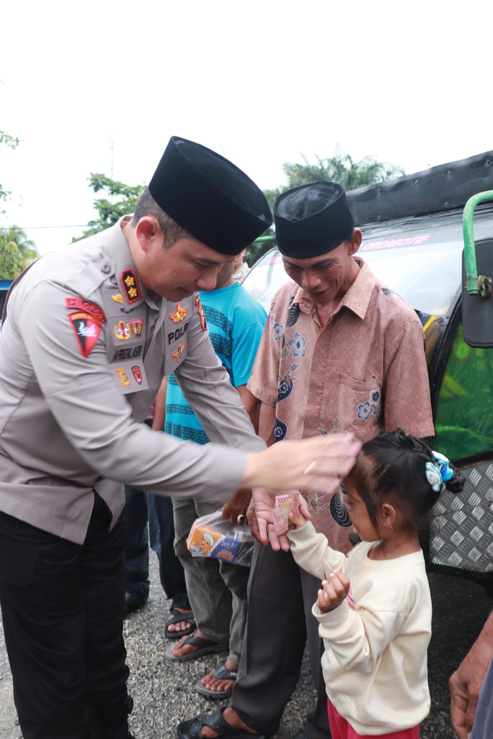 Jalin Silaturahmi di Bulan Suci, Kapolres Pelalawan Bagikan Paket Berbuka Puasa kepada Warga dan Abang Becak