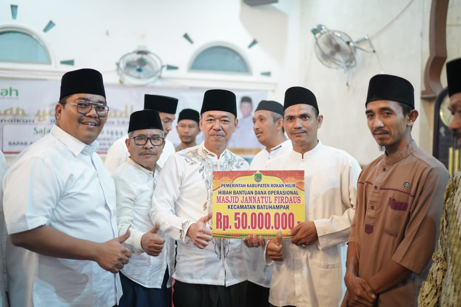 Safari Ramadhan di Batu Hampar, Bupati Rohil Salurkan Bantuan