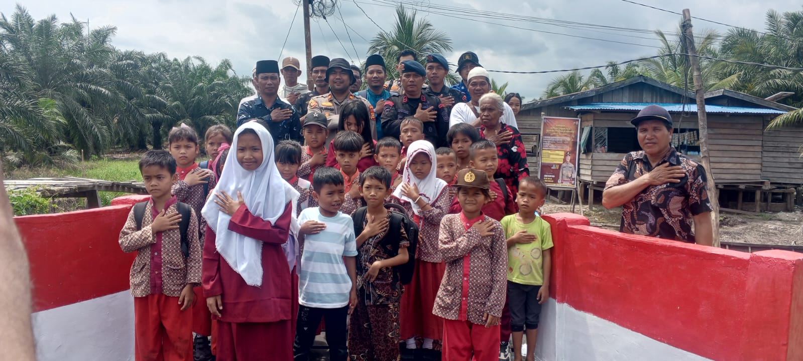 Pembangunan Jembatan Merah Putih Presisi Selesai, Kapolsek Sinaboi Lepas Anggota BKO Kembali Kesatuan