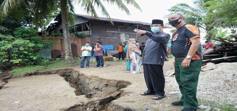 Bupati Inhil HM.Wardan Tinjau Longsor di Parit 7