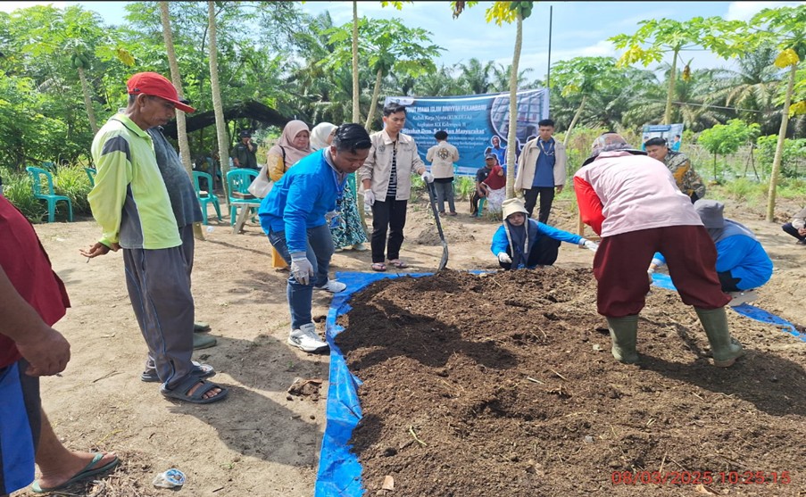 Mahasiswa dan Dosen IAI Diniyyah Pekanbaru Gagas Pemanfaatan Limbah Kotoran Sapi Menjadi Pupuk Organik Cair dan Padat