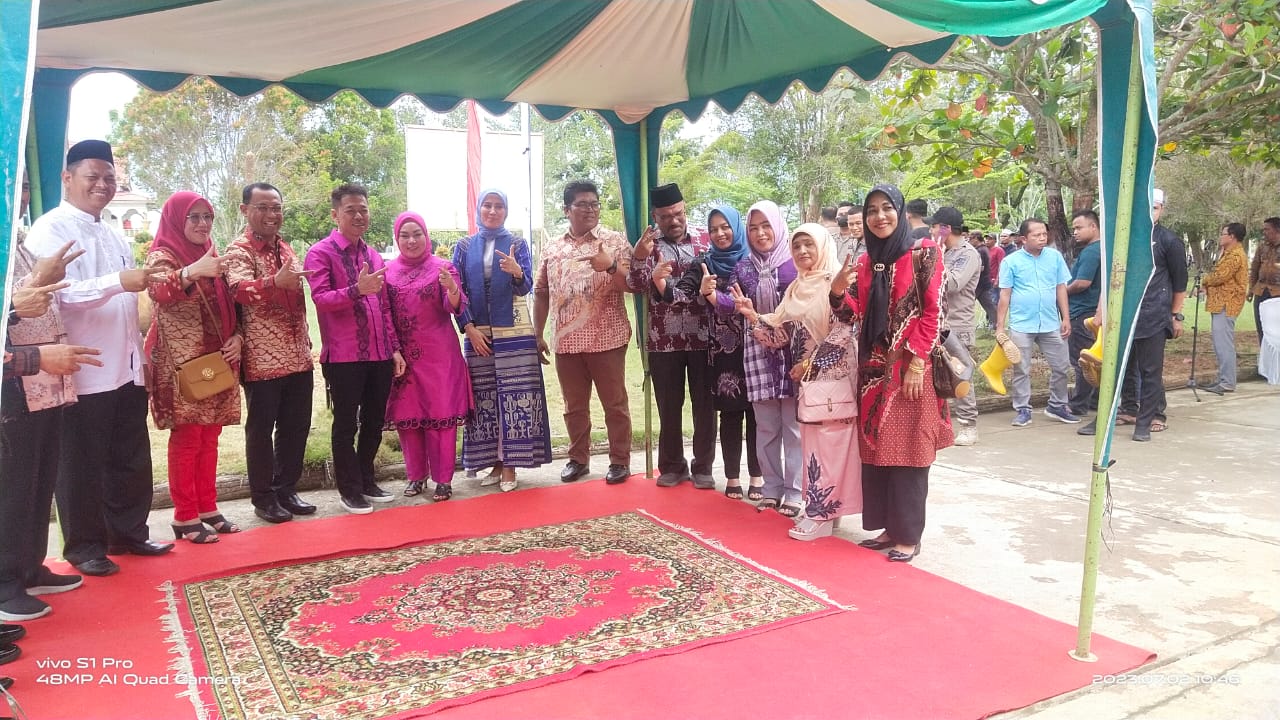 Bupati Afrizal Sintong Didampingi Kadis LH Suwandi Saksikan Penyembelihan Hewan Qurban