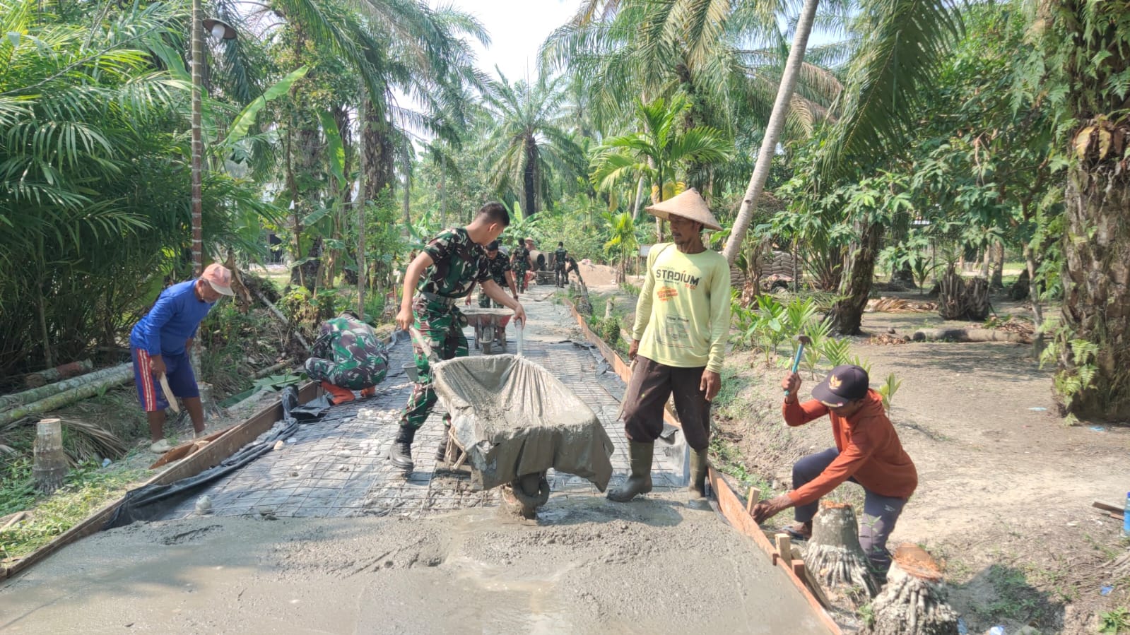 TNI dan Warga Rokan Baru Pesisir Bahu-Membahu Bangun Jalan