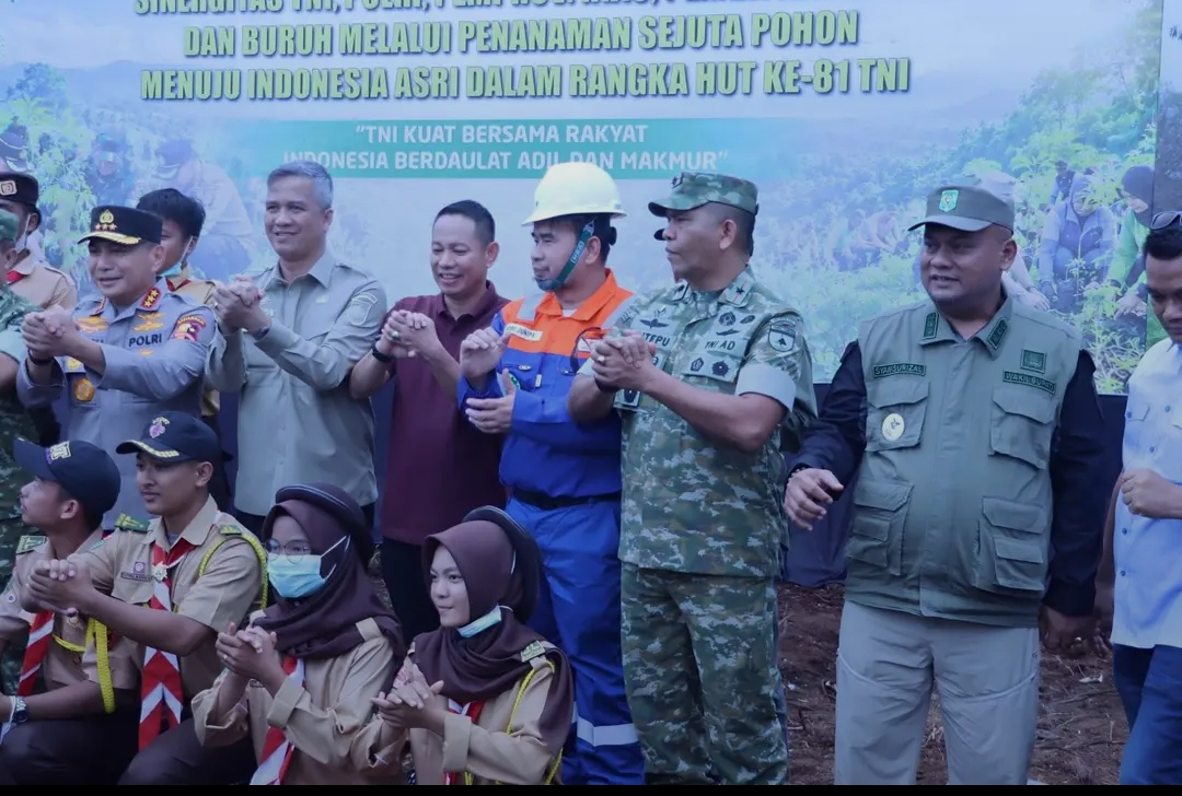 Sinergitas  TNI, POLRI, Pemprov Riau, Pemda Kab  Siak, dan Buruh Melalui Penanaman Sejuta Pohon Menuju Indonesia Asri Dalam Rangka HUT KE-81 TNI