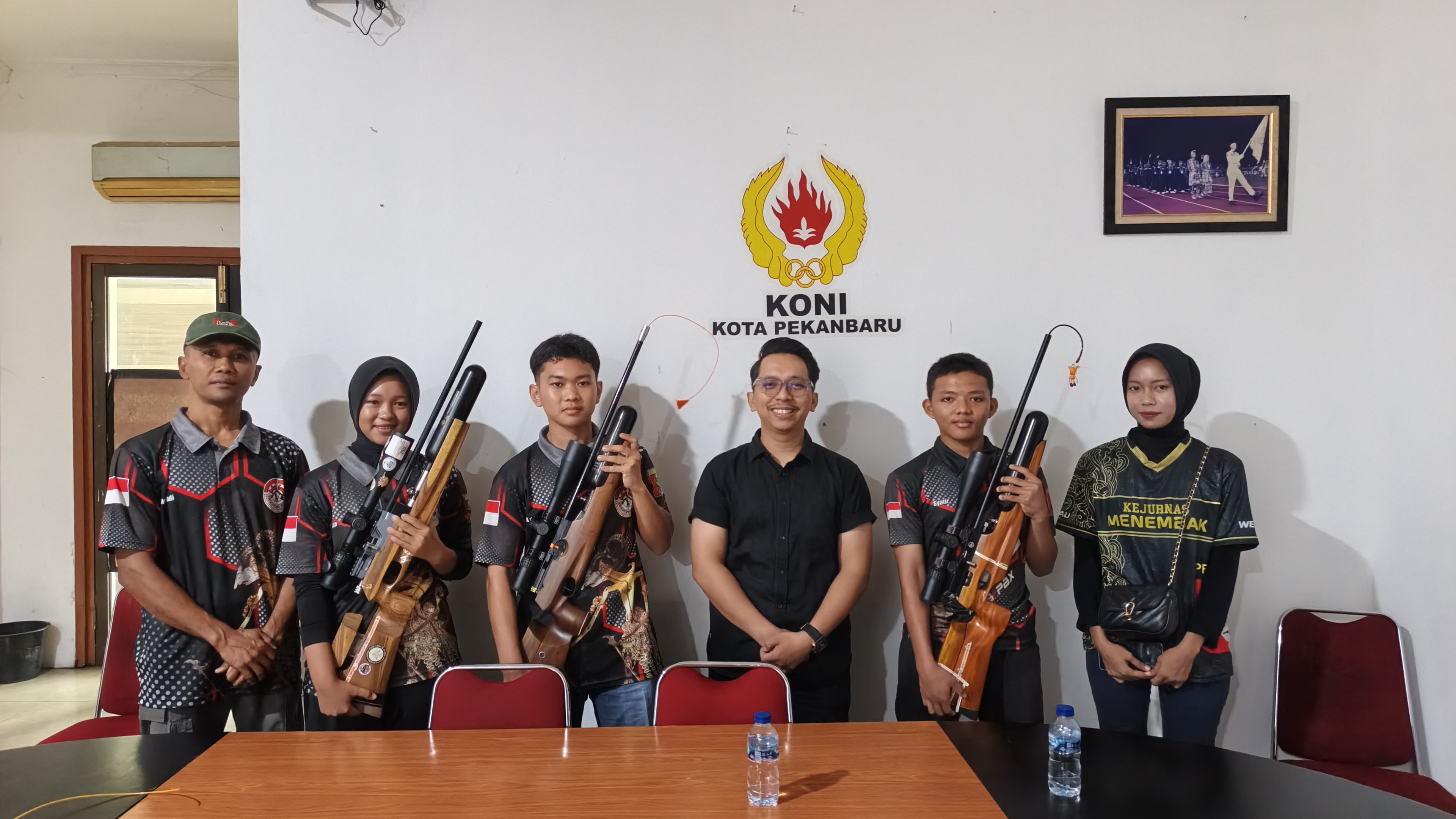 ‎Sekum KONI Lepas Atlet Perbakin Pekanbaru Ikuti Kejuaraan Menembak Kapolres Cup Solok Kota IV 2026 ‎