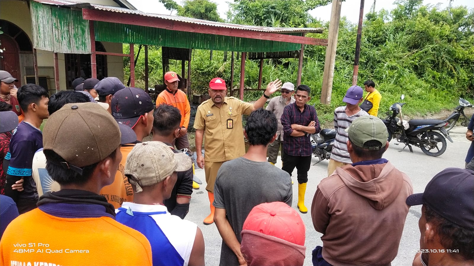 Atasi Banjir di Jalan Pelabuhan Baru Dan Nelayan, DLH Rohil Turunkan 60 Petugas