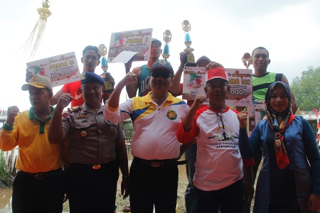 Plh Asisten 3 Bupati Tutup Festival Sampan Leper 2018