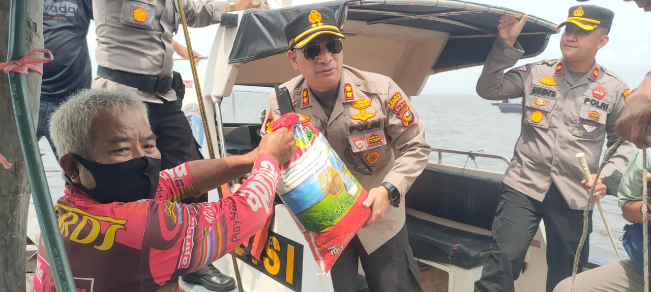 Nelayan Sedang Melaut di Selat Bengkalis Dapat Bantuan Langsung Sembako Dari Kapolres Bengkalis