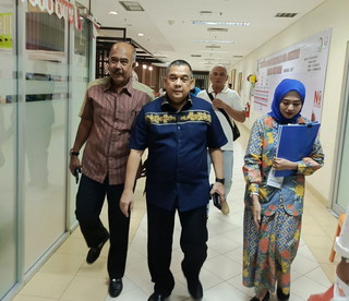 Edy Natar dan Destrayani Bibra Jalani Tes  Kesehatan  di RSUD Arifin Achmad