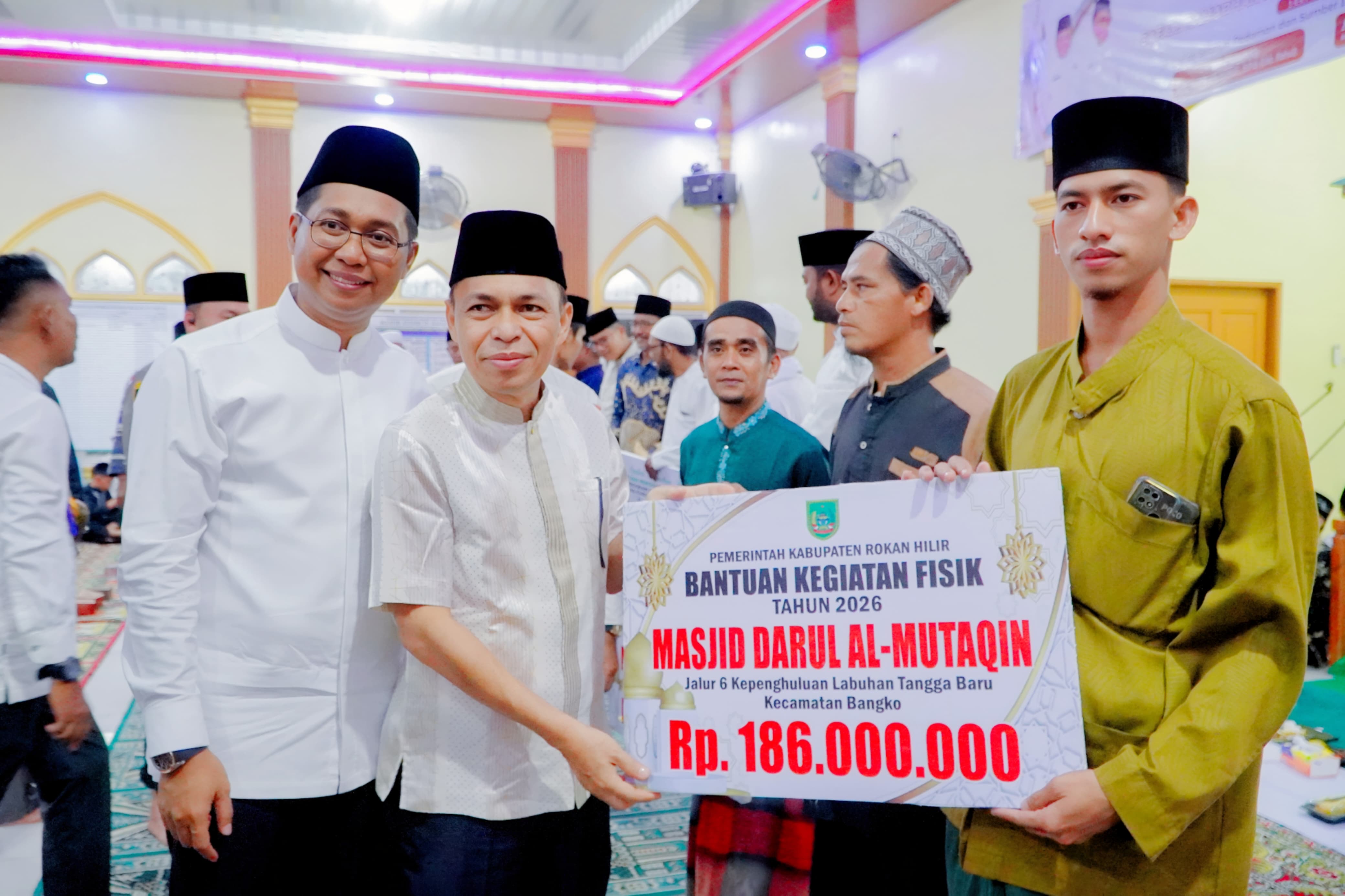 Wabup Rohil Jhony Charles Serahkan Bantuan Renovasi Ratusan Juta Rupiah