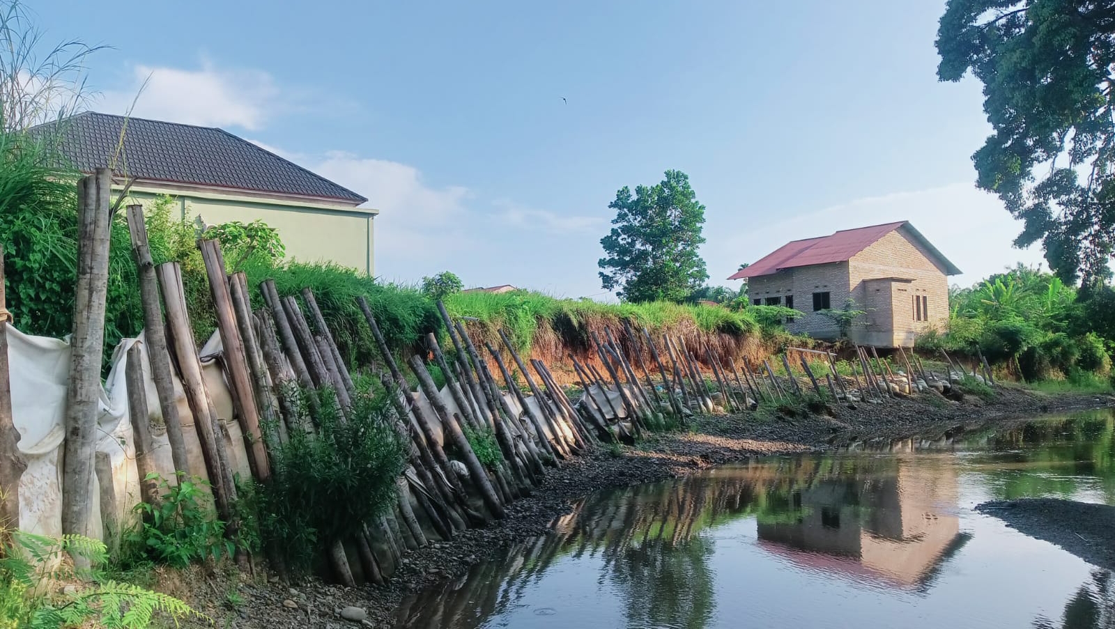 Rumah 2 warga Ujung Batu Terancam Jatuh ke Sungai Ngaso