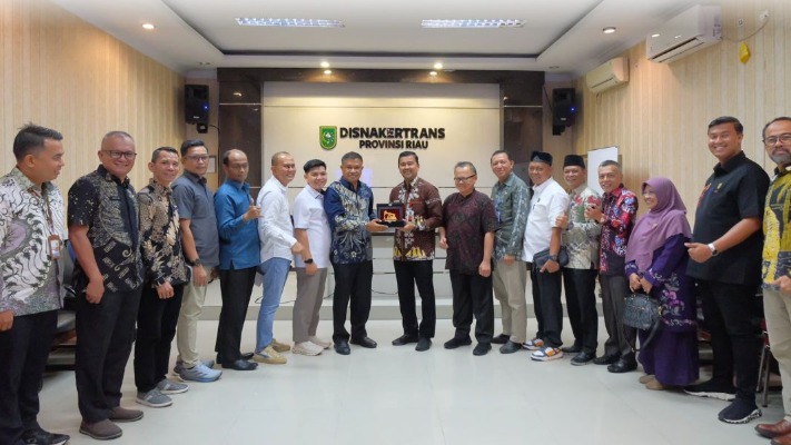Kadisnakertrans Riau Sambut Kunjungan Komisi II DPRD Sumatra Barat