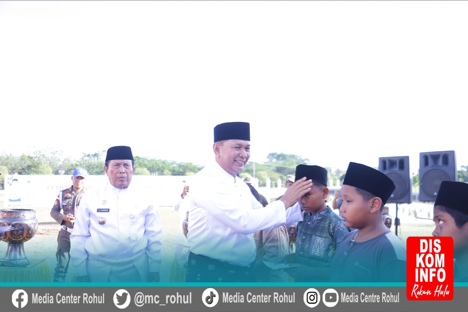 Bupati Serahkan Santunan Anak yatim dan Bantuan Banjir saat acara Potang Belimau