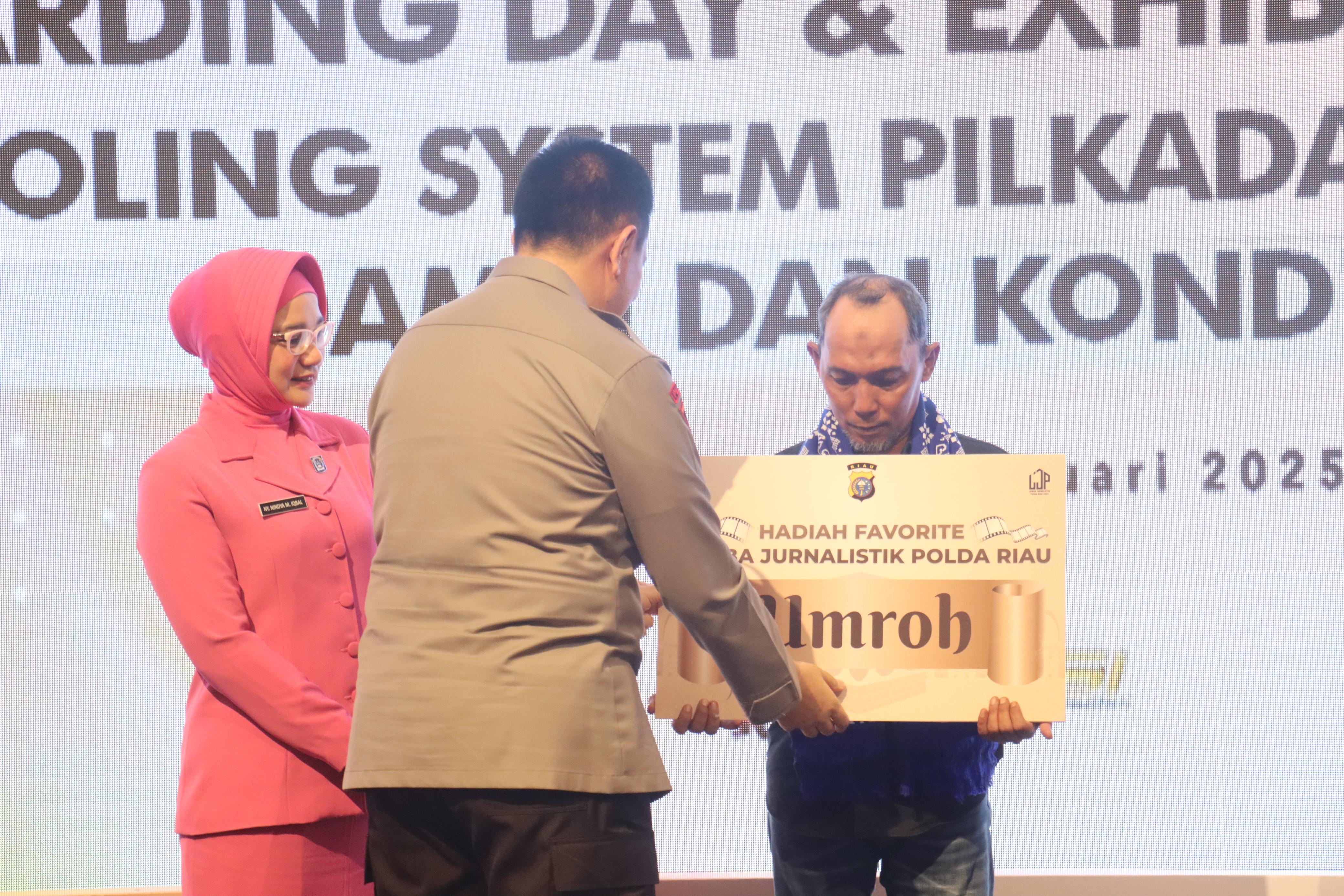 Kapolda Riau Beri Hadiah Umroh kepada Pemenang Lomba Karya Tulis Jurnalistik Cooling System Pilkada Damai 2024