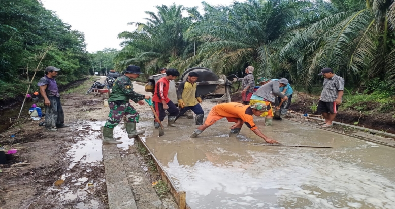 TMMD ke-108 Kodim 0303/Bengkalis Bangun Jalan Penghubung Dua Desa Silahturahmi Antar Warga Semakin Dekat