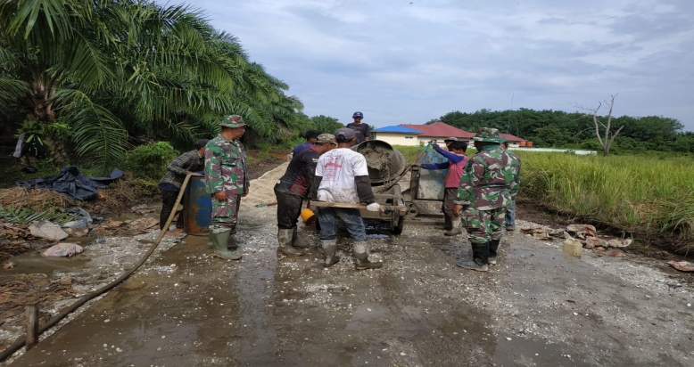 Tampak Anggota TNI dan Warga di Desa Temiang Menyatu TMMD ke 108 
