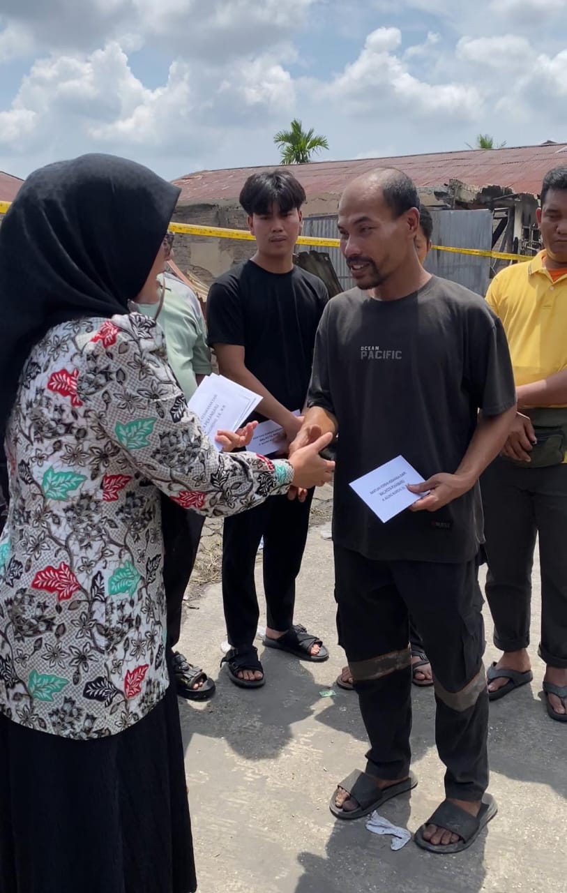 ‎Plt Camat Marpoyan Damai Serahkan Bantuan Korban Kebakaran
