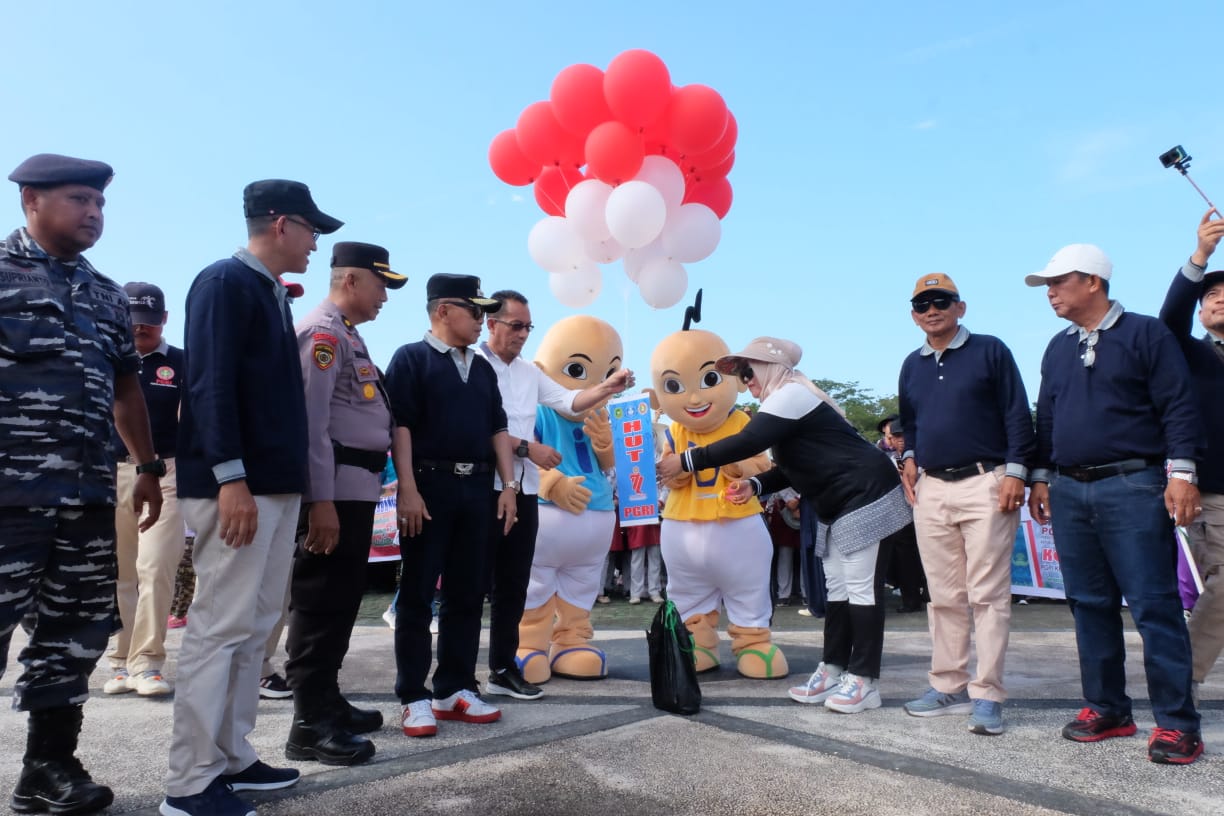 Wabup Lepas Pawai Hari Guru Nasional dan HUT PGRI ke- 77 Tahun 2022