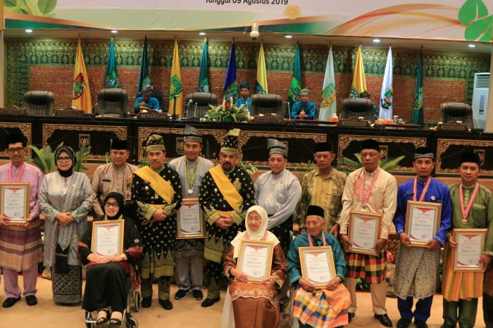 12 Pahlawan Riau Terima Tanda Jasa dari Pemprov Riau