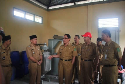 Bupati Inhil Tinjau Peralatan Pengolahan Kelapa Terpadu di Dua Kecamatan