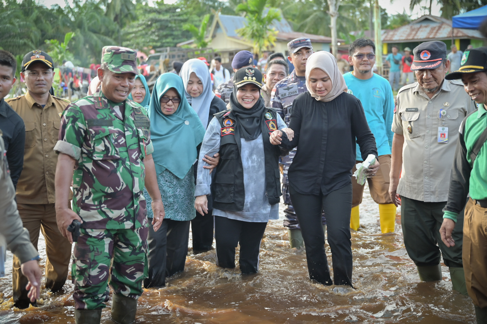 Bupati Kasmarni Salurkan Bantuan  Untuk Masyarakat Terdampak Banjir