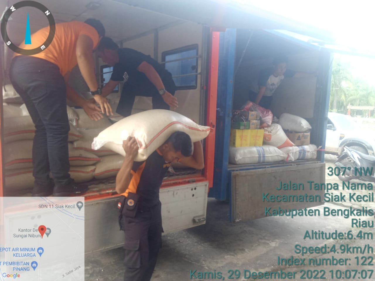 Pemkab Bengkalis Salurkan Bahan Pokok ke Pengungsi 3 Desa di Siak kecil