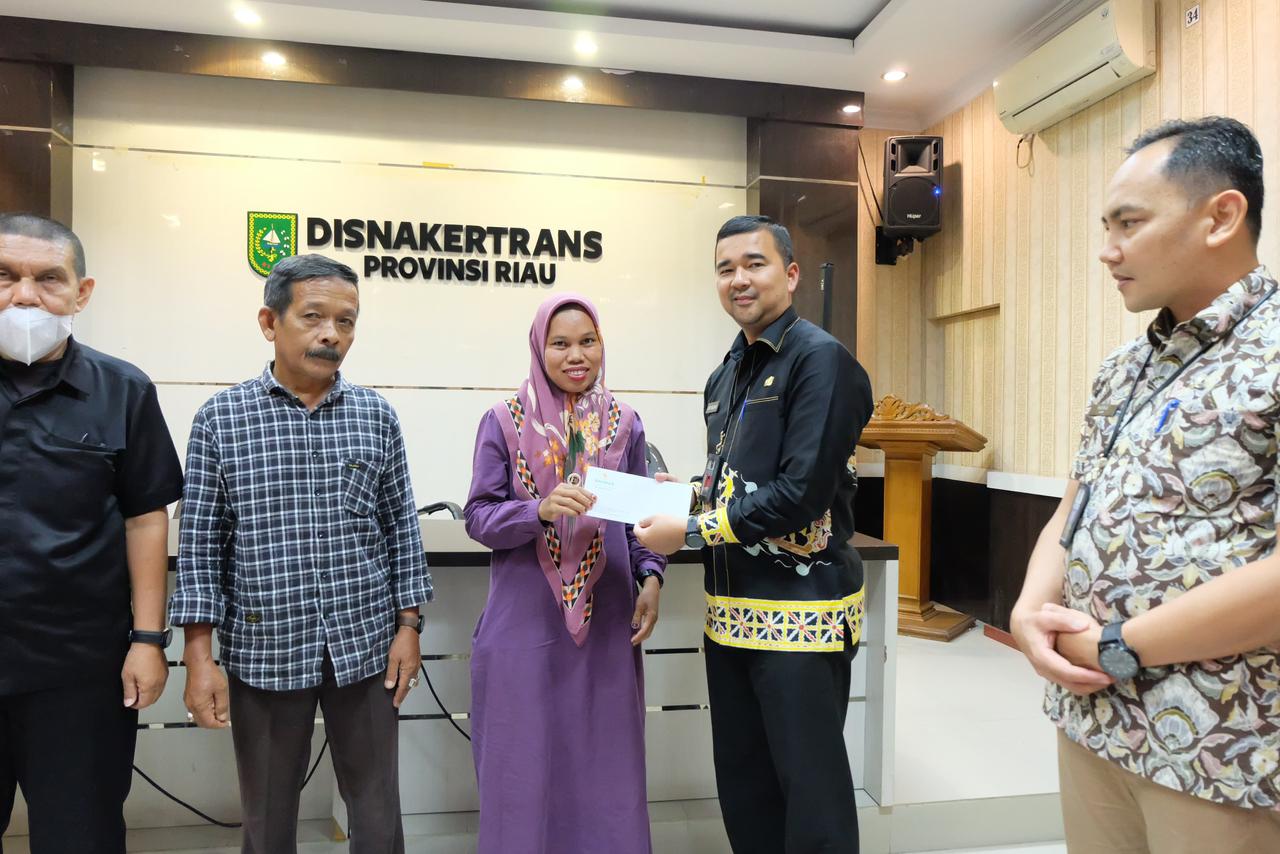 Dari Baznas Provinsi, 45 THL  Disnakertrans Riau Menerima Zakat