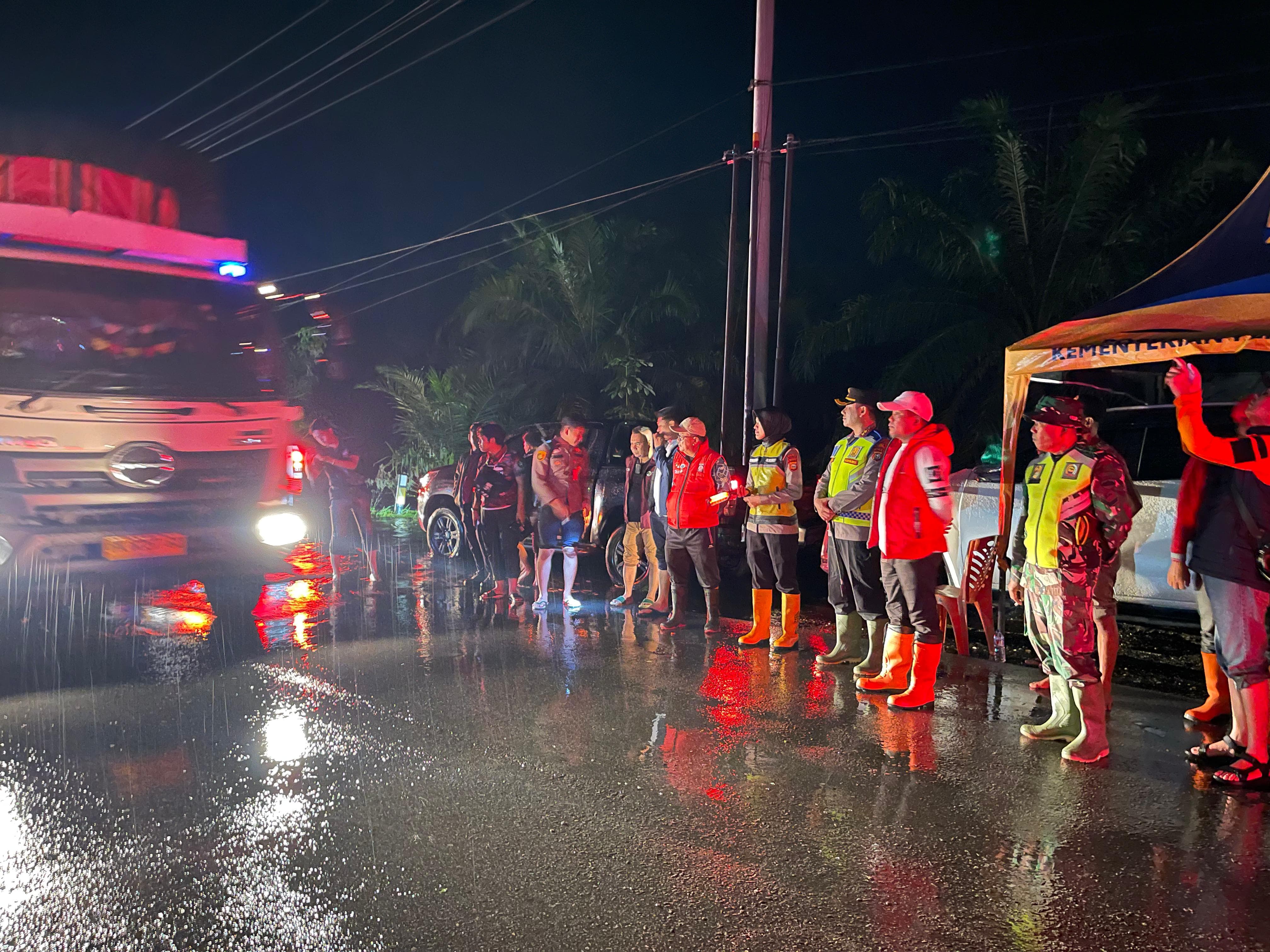 Pantau Banjir, Kapolres dan Bupati Pelalawan Tinjau Langsung Jalan Lintas Timur