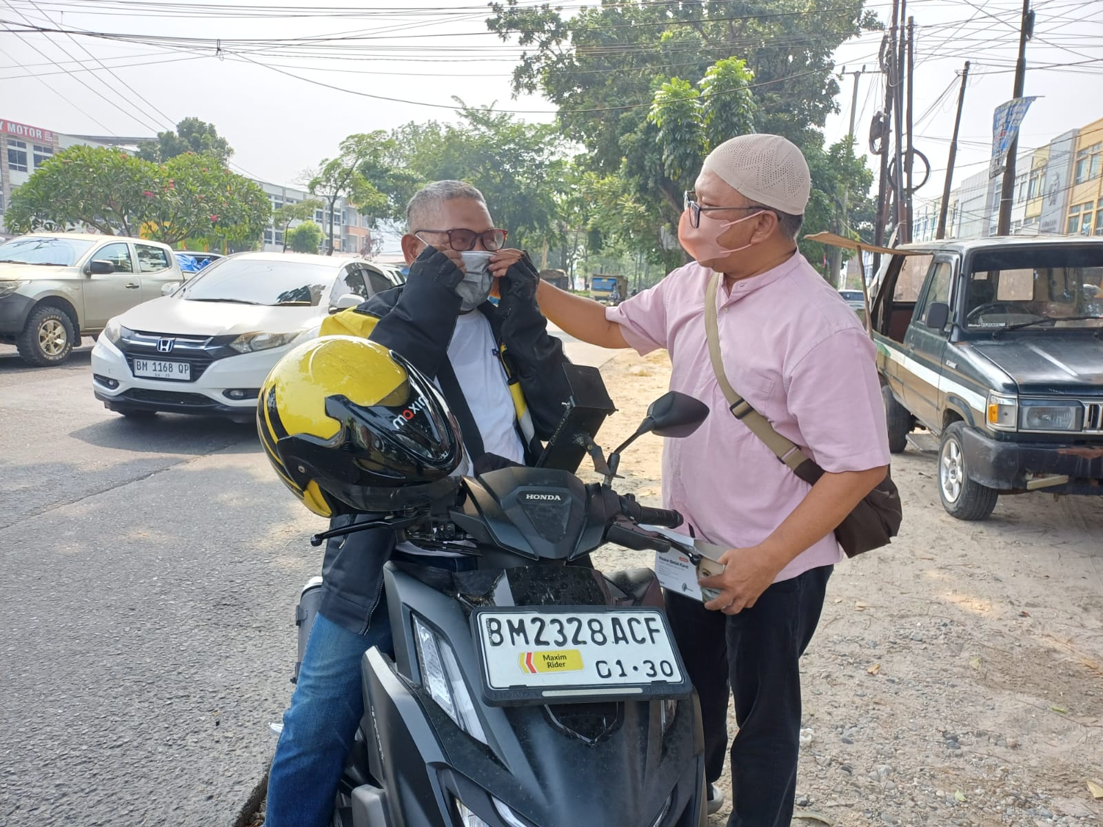 PWI Riau Berbagi Masker untuk Pengguna Jalan, Bentuk Kepedulian terhadap Kabut Asap di Pekanbaru