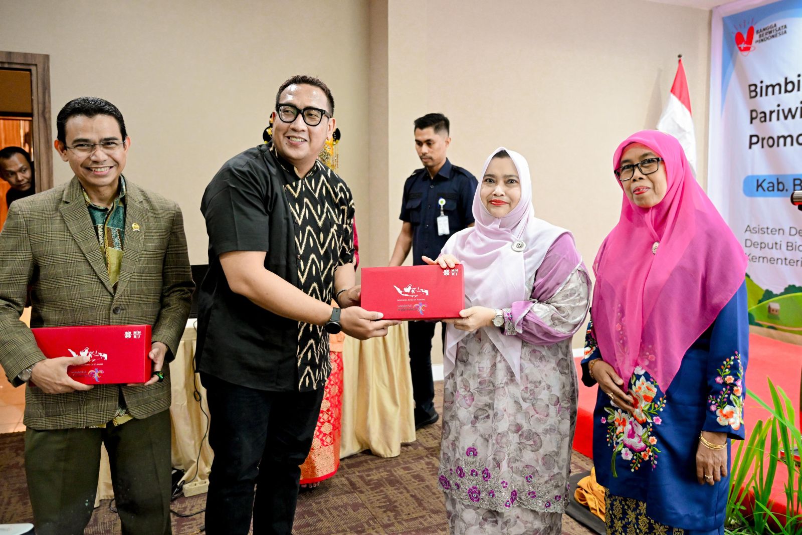 Majukan Desa Wisata, Bupati Kasmarni Jalin Sinergi Bersama DPR RI