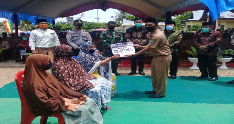 Cegah penularan Covid 19, Plt Kades Rambah  Salurkan Bantuan  Kepada Warga