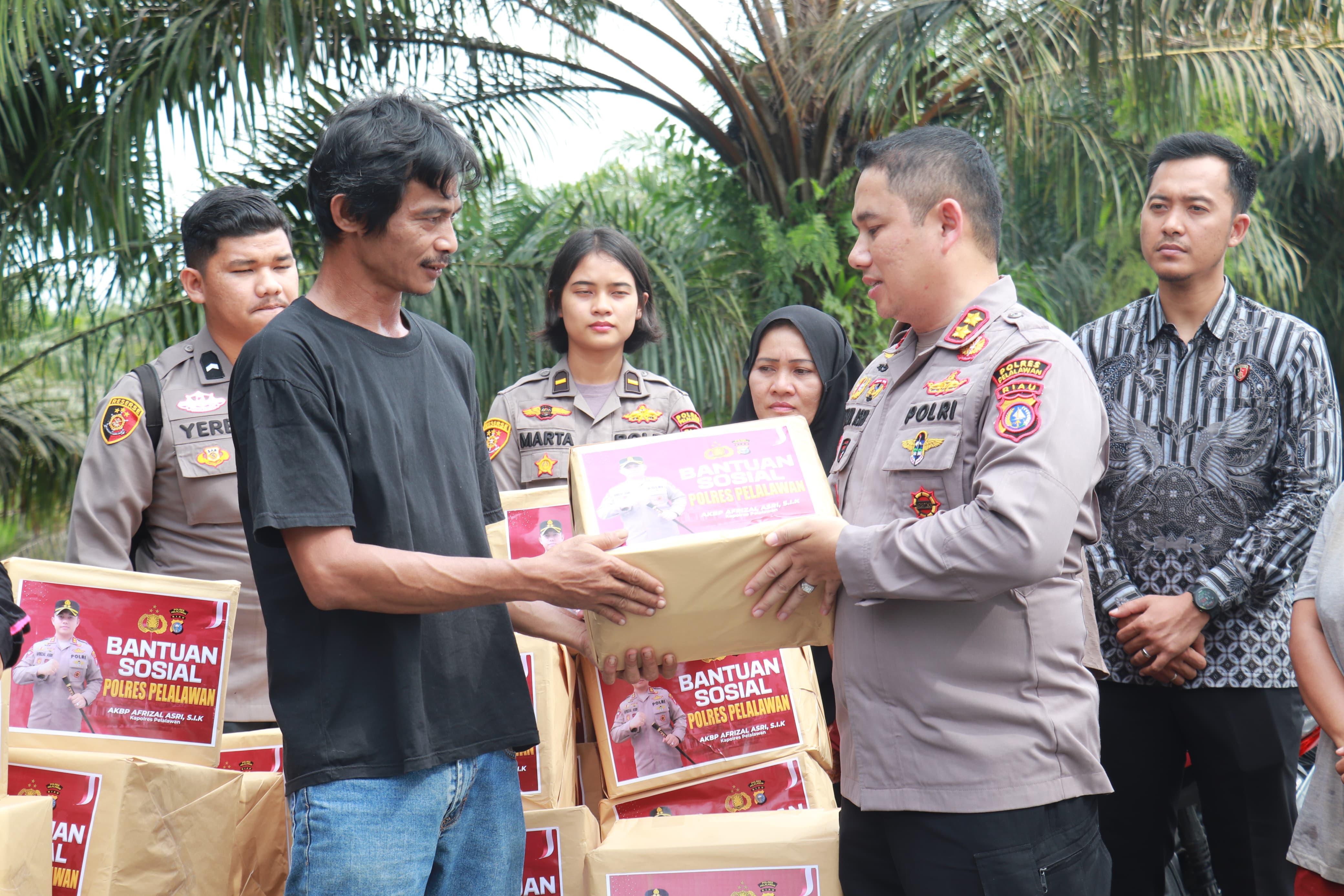 Kapolres Pelalawan Salurkan Bantuan untuk Warga Terdampak Banjir di Kualo