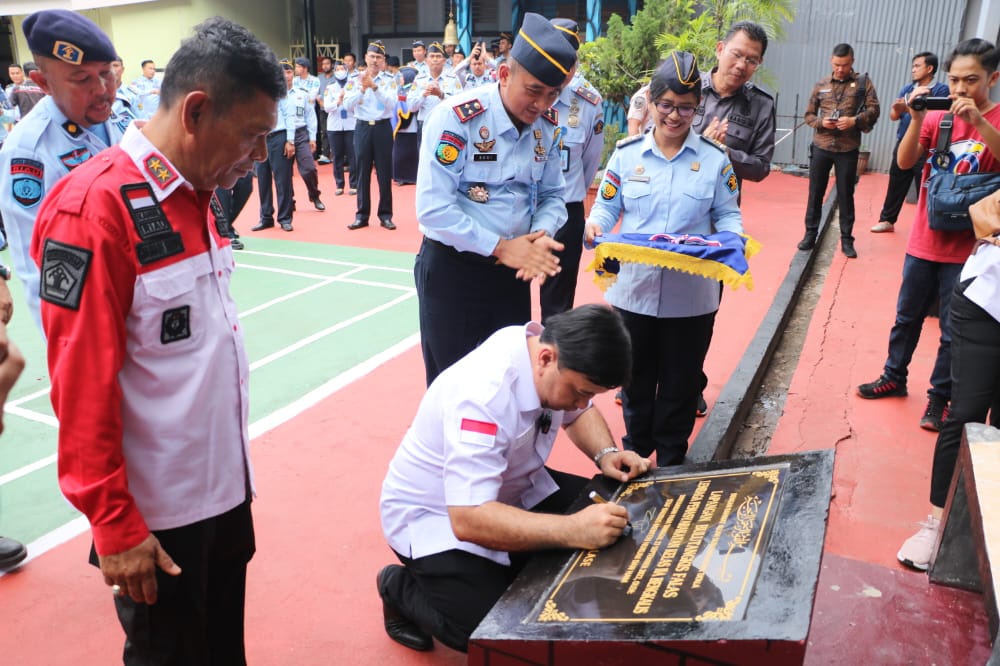 Stafsus Menkumham Kunjungi Lapas Bengkalis Falas Diabadikan Nama  Lapangan Badminton  Blok D