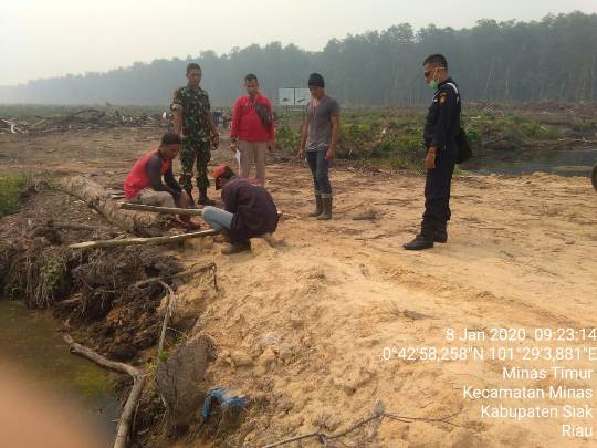 Babinsa dan MPA Cek Lansung Kanal Penyimpanan Air Patroli Sosialisasi Karhutla