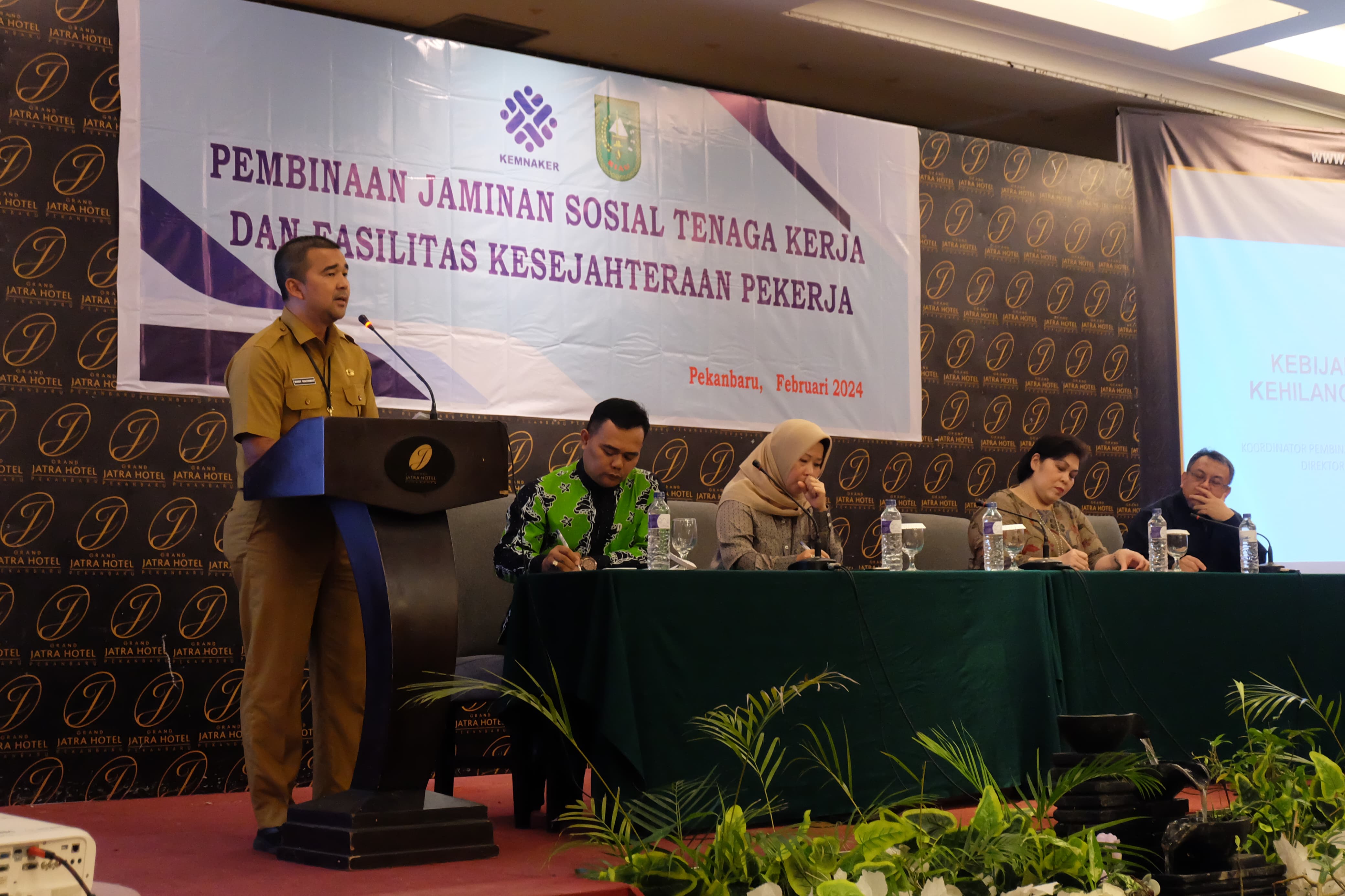 Tindaklanjuti Surat Edaran Mendagri Disnakertrans Riau Sosialisasi Pembinaan  Jaminan Sosial Tenaga Kerja dan Fasilitas Kesejahteraan Pekerja